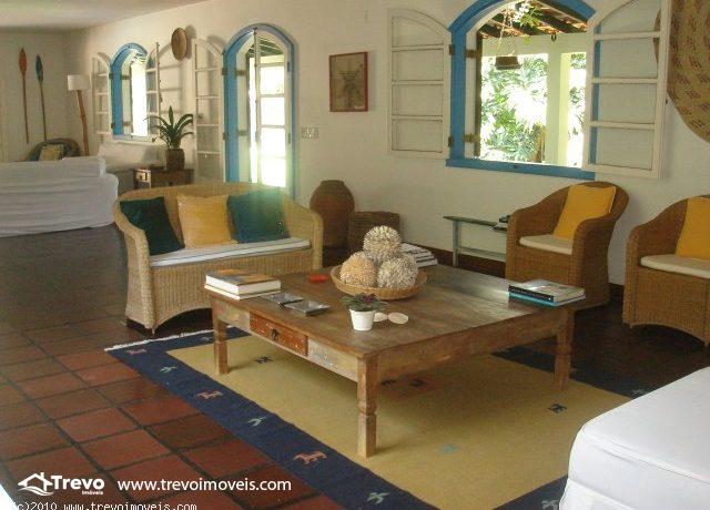 Casa-estilo-colonial-a-venda-em-Ilhabela-perto-da-praia12