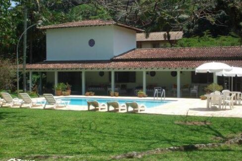 Casa-estilo-colonial-a-venda-em-Ilhabela-perto-da-praia17