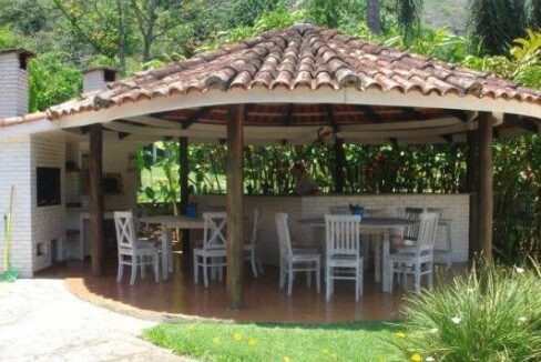 Casa-estilo-colonial-a-venda-em-Ilhabela-perto-da-praia19