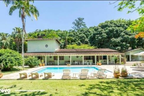 Casa-estilo-colonial-a-venda-em-Ilhabela-perto-da-praia35