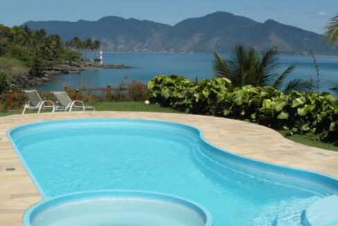 Linda-casa-na-costeira-com-pier-em-Ilhabela-3