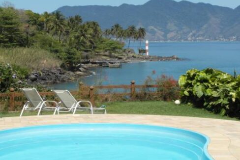 Linda-casa-na-costeira-com-pier-em-Ilhabela1-1