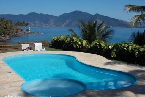 Linda-casa-na-costeira-com-pier-em-Ilhabela13