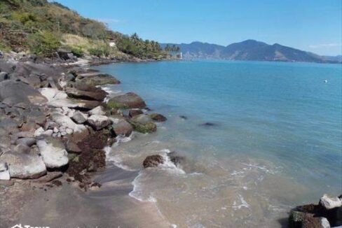 Linda-casa-na-costeira-com-pier-em-Ilhabela24