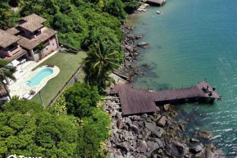 Linda-casa-na-costeira-com-pier-em-Ilhabela40