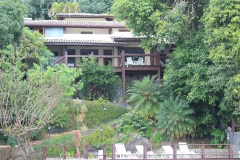 Linda-casa-costeira-com-pier-em-Ilhabela11