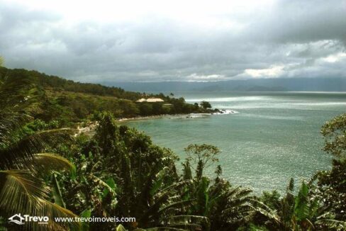 Lindo-terreno-a-venda-pé-na-areia-em-Ilhabela1