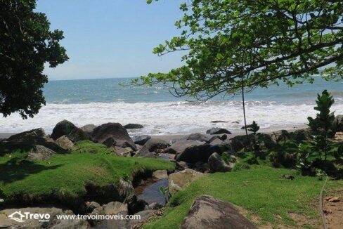 Lindo-terreno-a-venda-pé-na-areia-em-Ilhabela17