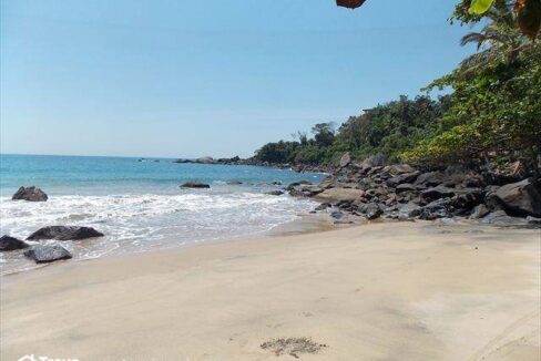 Lindo-terreno-a-venda-pé-na-areia-em-Ilhabela22-1