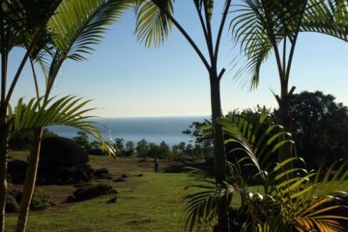 Terreno-a-venda-em-residencial-fechado-na-costeira