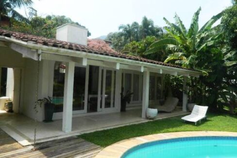 Casa-a-venda-em-Ilhabela-com-acesso-ao-mar-praia-e-costeira3