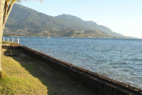 Casa-a-venda-pé-na-areia-em-Ilhabela19